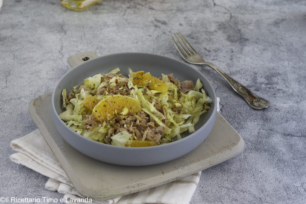 Koolsalade met tonijn en sinaasappel