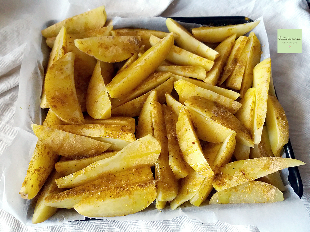 kruidige aardappelen met schil - klaar om te bakken