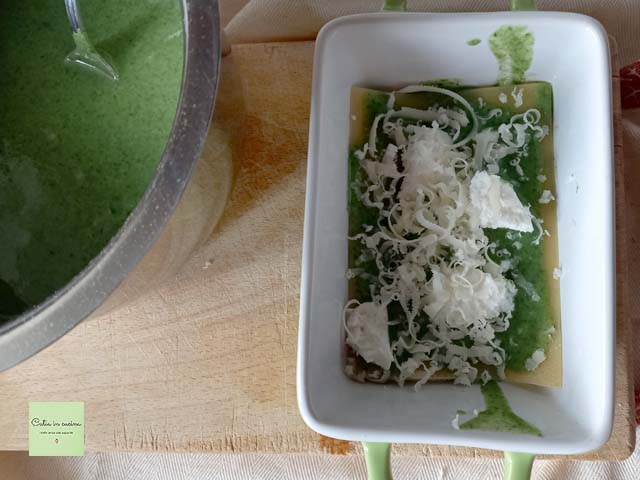 de pasta en vulling in lagen leggen