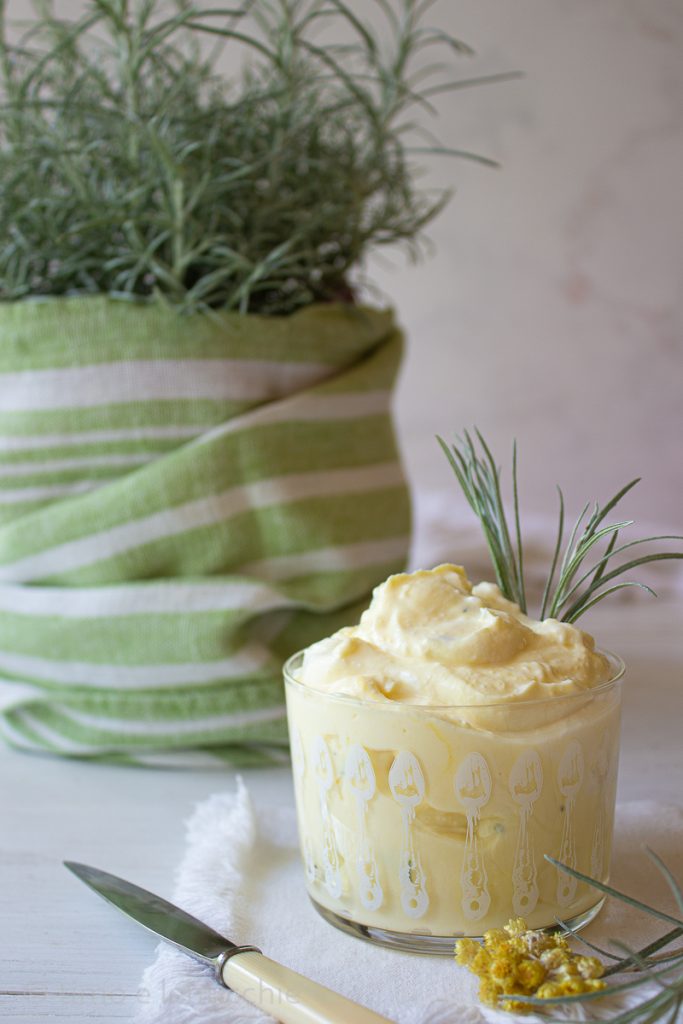 Lichte mayonaise met hardgekookte eieren en kerrieplant