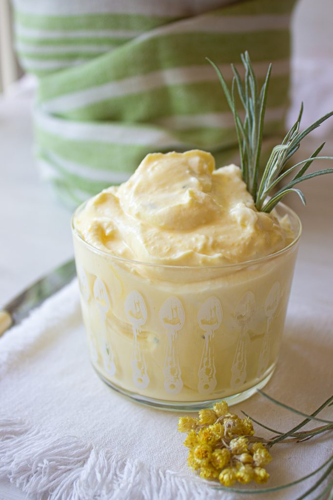 Lichte mayonaise met hardgekookte eieren en kerrieplant