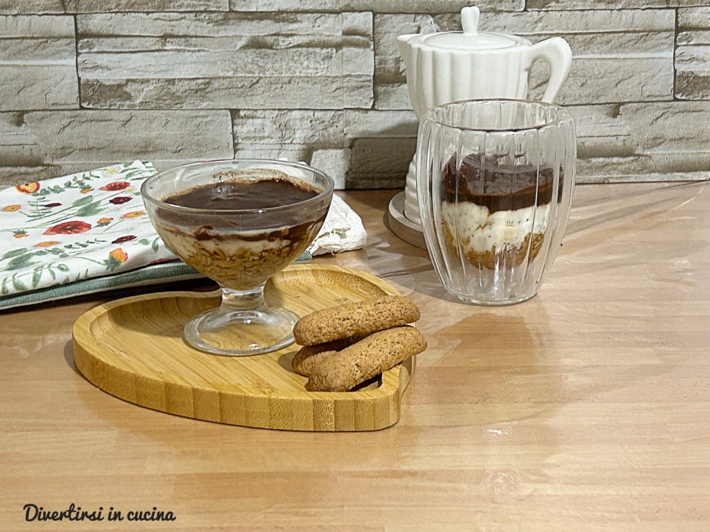 Overnight pap met koffie, Griekse yoghurt, cacaopoeder en havervlokken in een glas