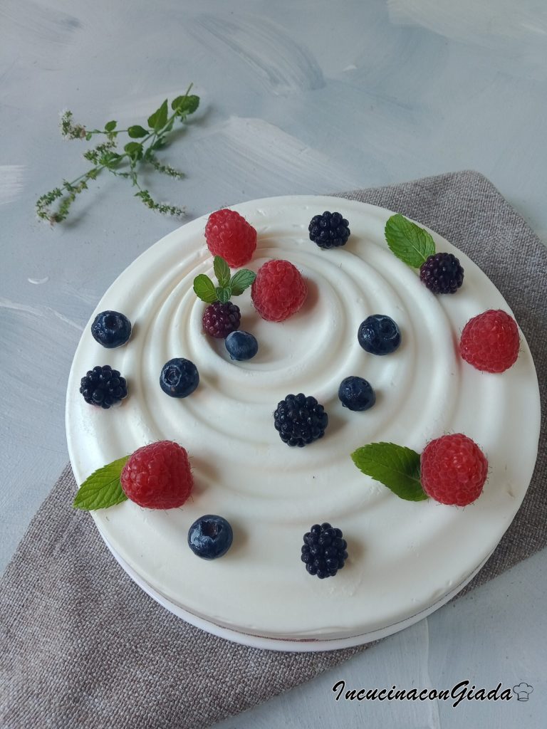 Panna cotta en bosvruchtentaart