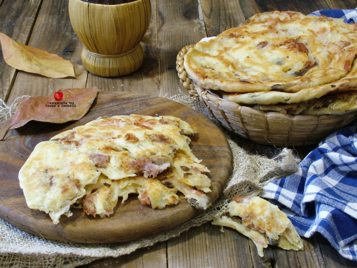 Pannenkoeken met worst en olijven in de pan