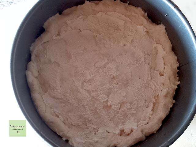 ricotta over het deeg uitspreiden