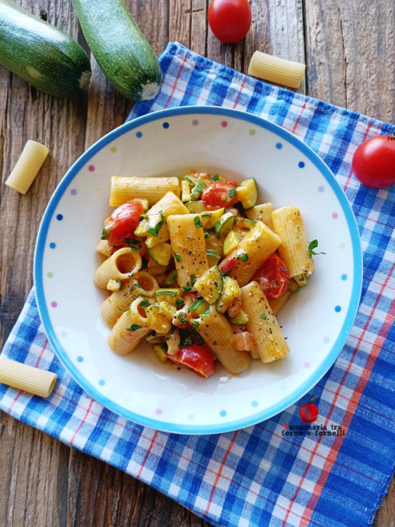 pasta met courgettes, spek en provola