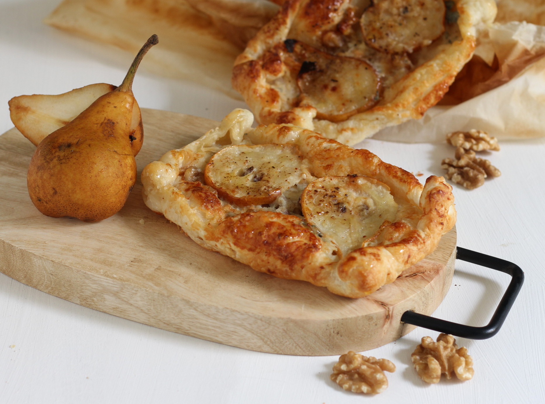 Bladerdeeg met peren en gorgonzola