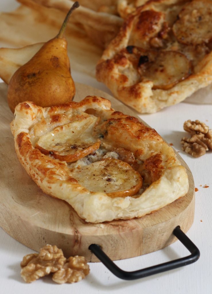 Bladerdeeg met peren en gorgonzola