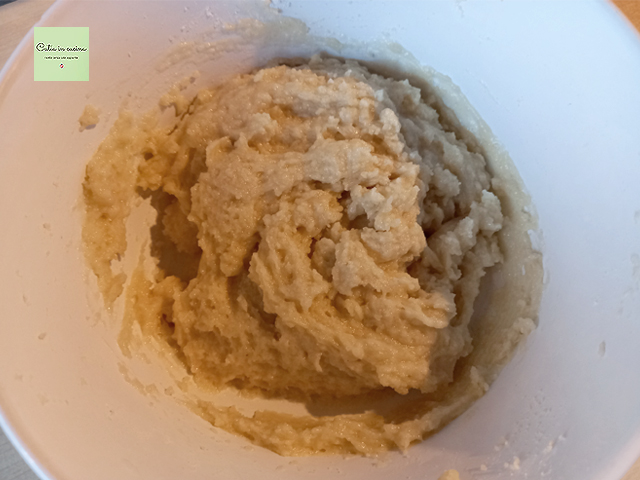 voeg het warme water toe