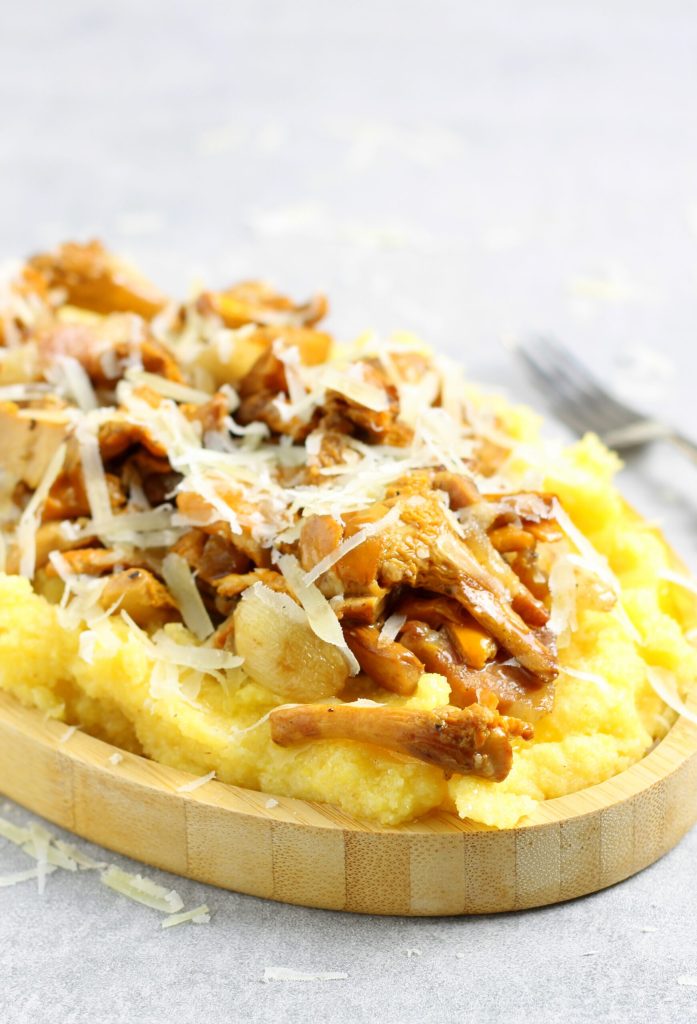 Bord met romige polenta met cantharellen en Pecorino Romano geserveerd in een rustieke houten kom. Bord met romige polenta met cantharellen en Pecorino Romano geserveerd in een rustieke houten kom. Bord met romige polenta met cantharellen en Pecorino Romano geserveerd in een rustieke houten kom. Bord met romige polenta met cantharellen en Pecorino Romano geserveerd in een rustieke houten kom. Bord met romige polenta met cantharellen en Pecorino Romano geserveerd in een rustieke houten kom.