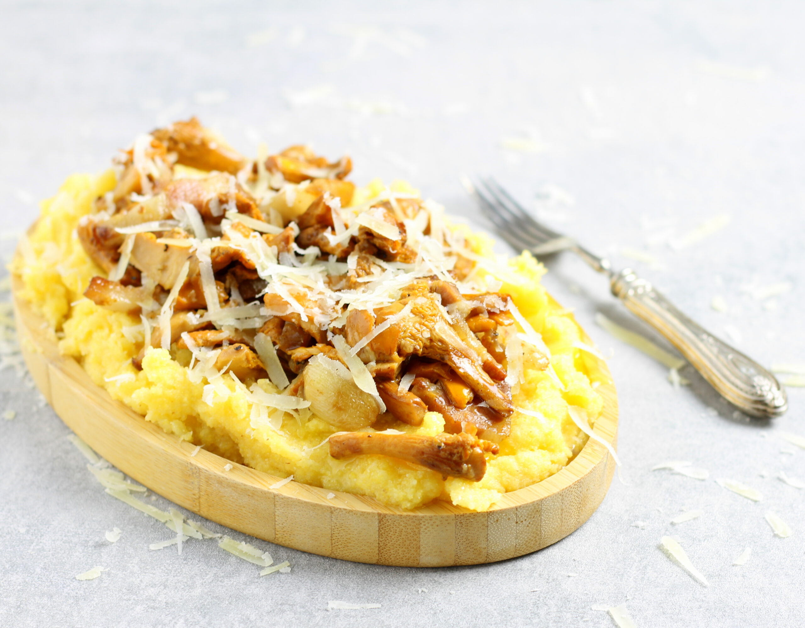 Romige polenta met cantharellen en pecorino