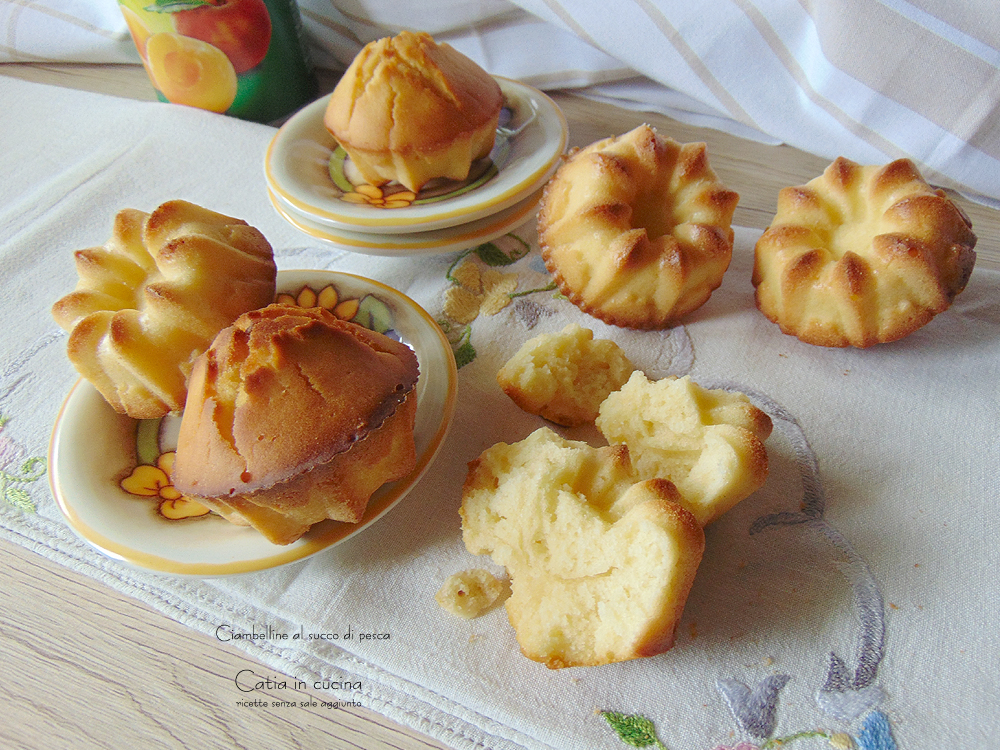 Perzikgeurende ringvormige cakejes