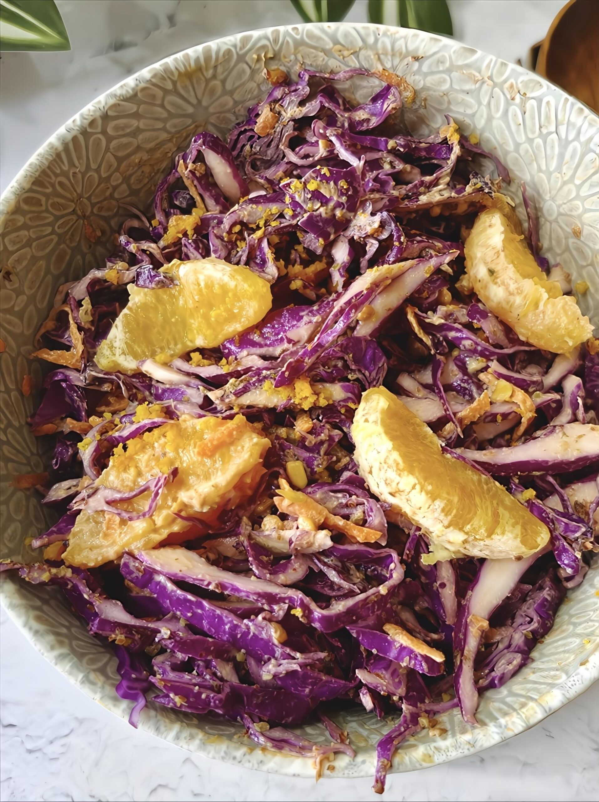 Rode of paarse kool salade met Thaise pindasaus (Thaise coleslaw)