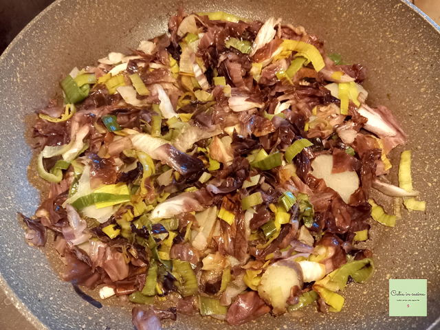 rode radicchio uit de pan met prei en aardpeer gekookt