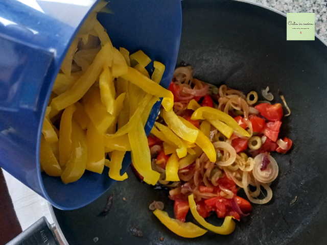 gegaarde paprika's in de pan gieten