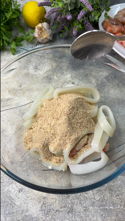 spiesjes van inktvis en garnalen in een airfryer