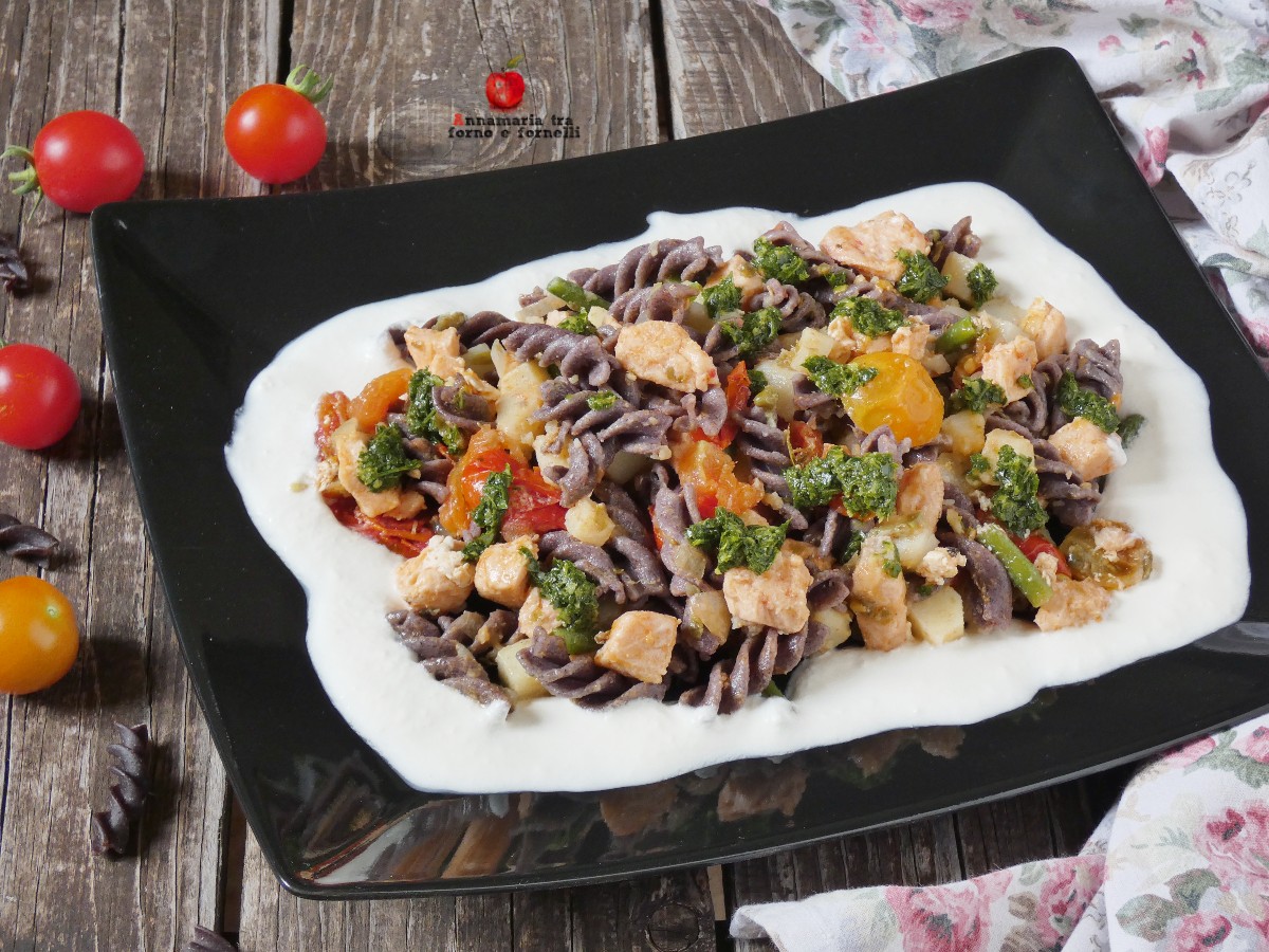 Venere pasta salade met groenten, zalm en burrata