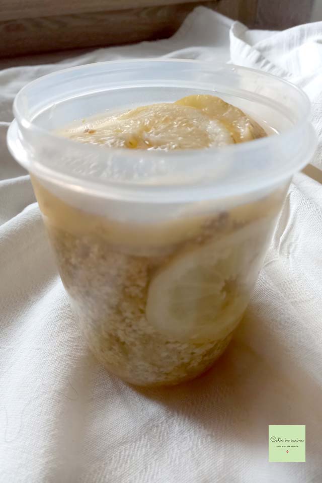 vlierbloesems in water en citroen plaatsen