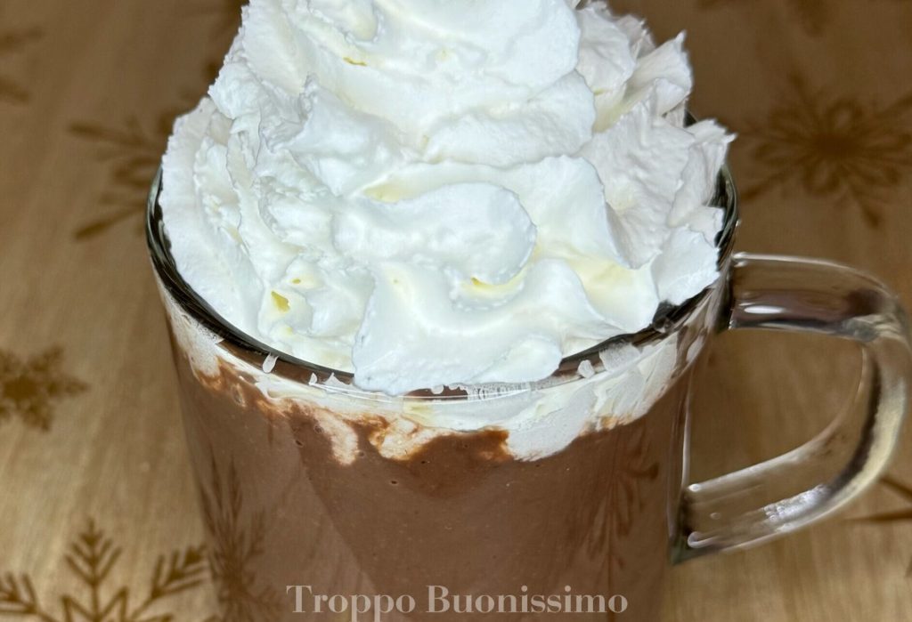 dikke zelfgemaakte warme chocolademelk