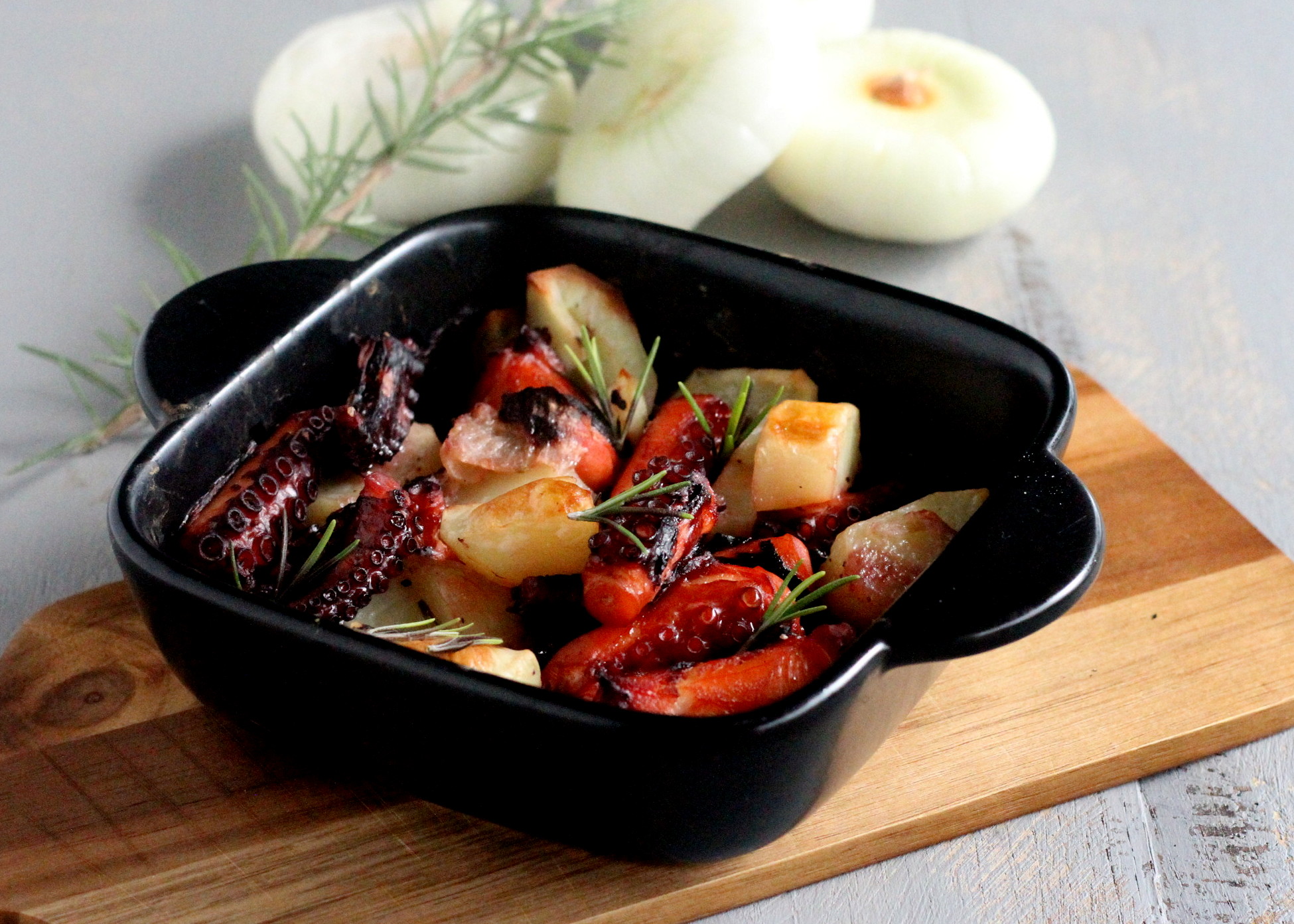In de oven gebakken octopus met aardappelen en rozemarijn