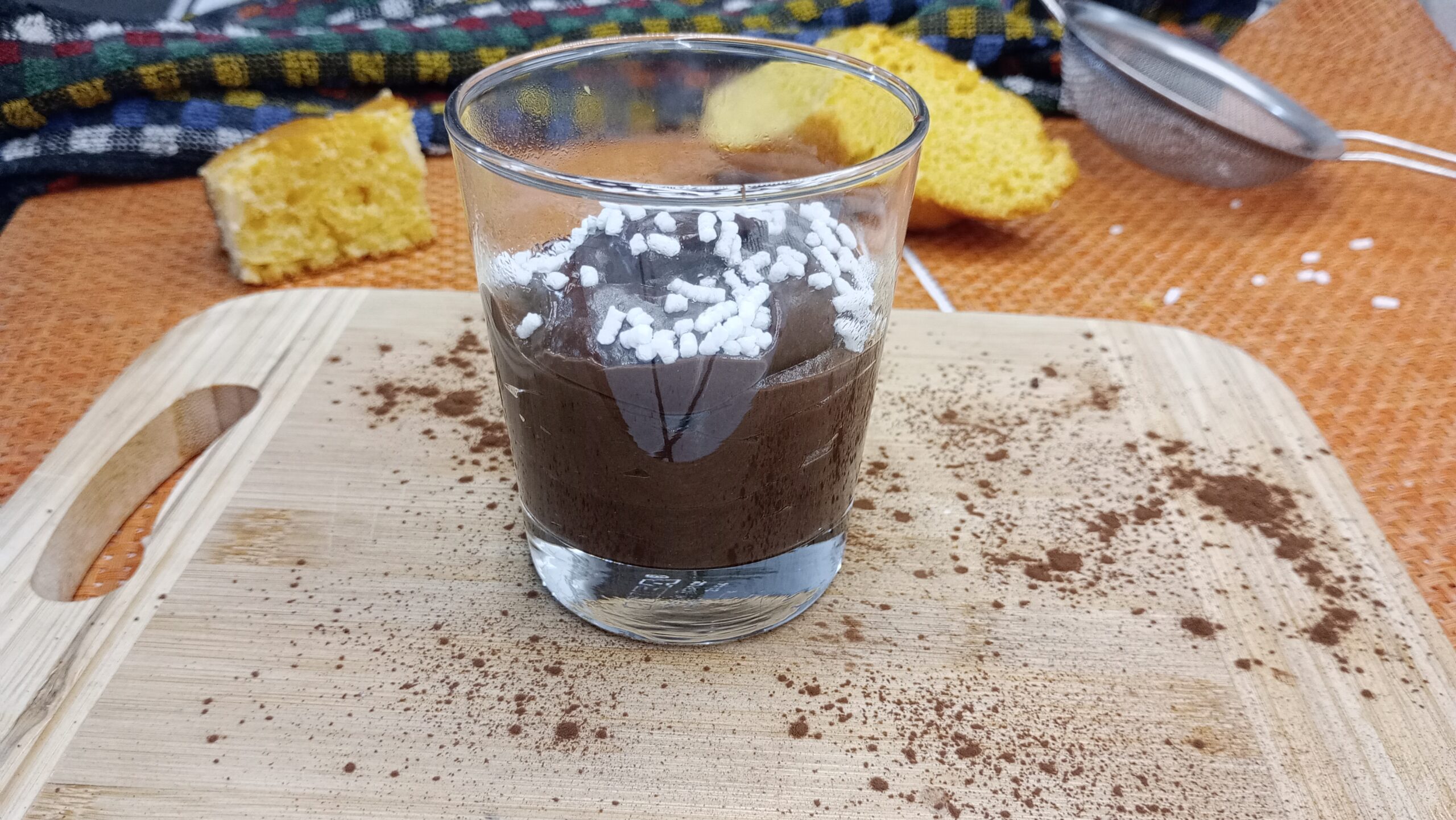 Romige warme chocolademelk met cacao