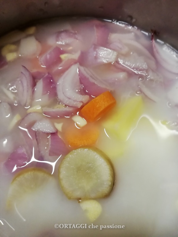 vloeistoffen toevoegen aan de soep en koken