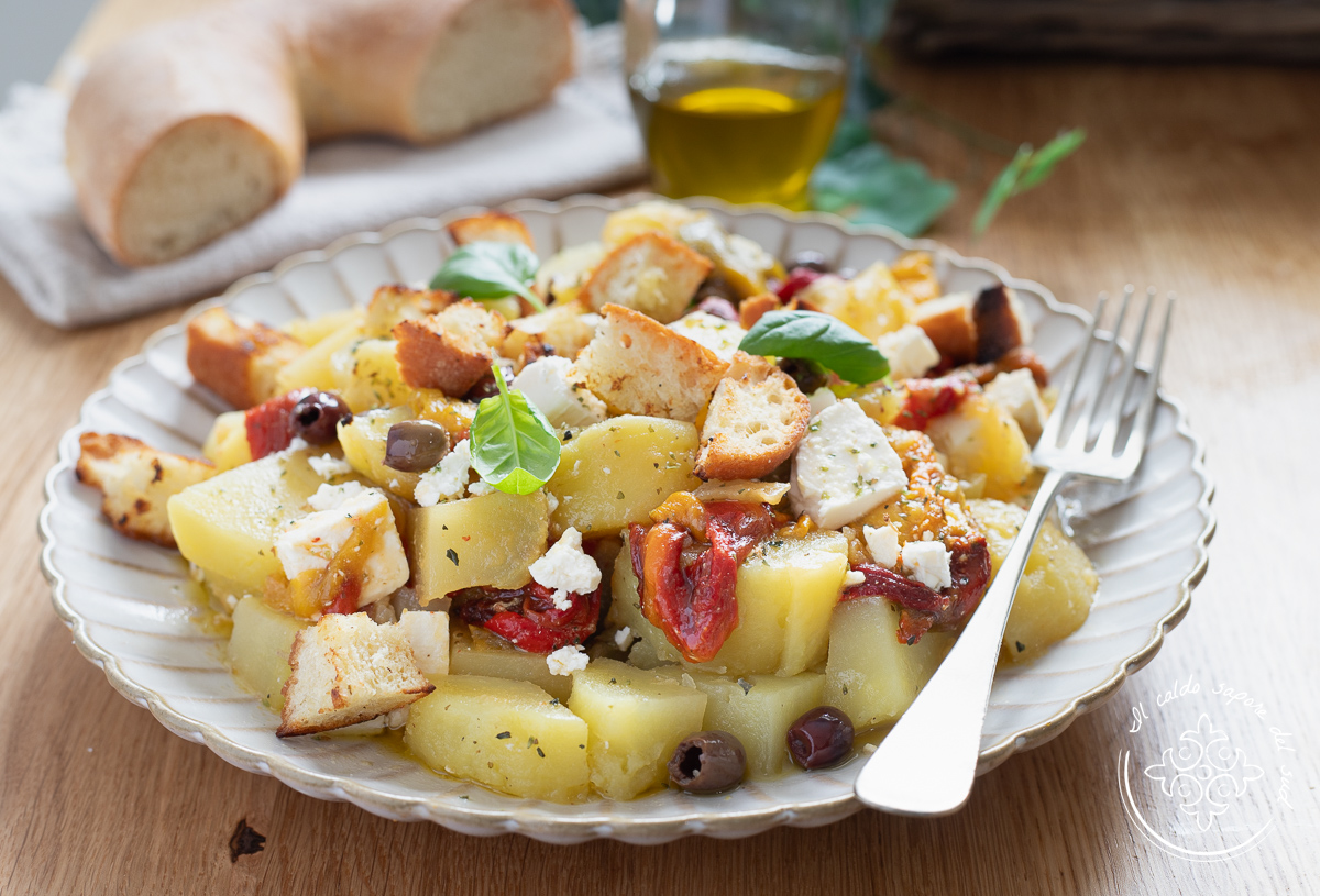AARDAPPELSALADE MET PAPRIKA, FETA EN OLIJVEN