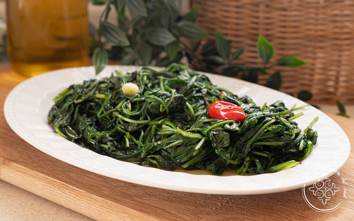 Cichorei in de pan met knoflook en chilipeper