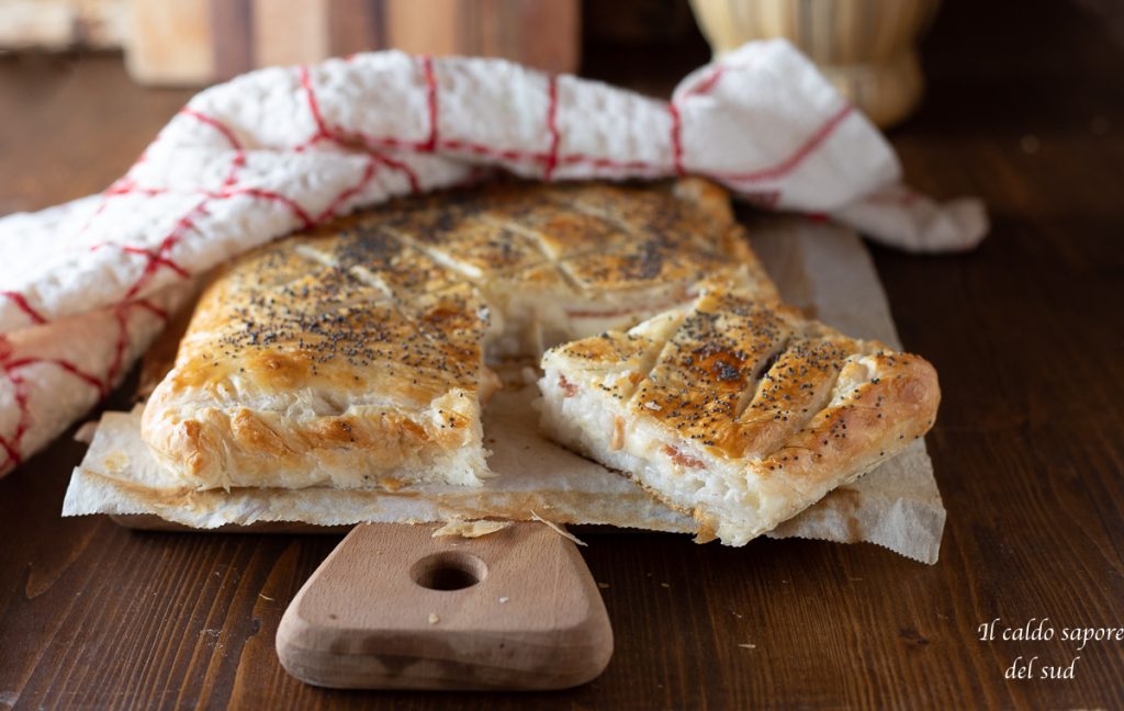 Gevuld bladerdeeg met resterende risotto, provola en speck