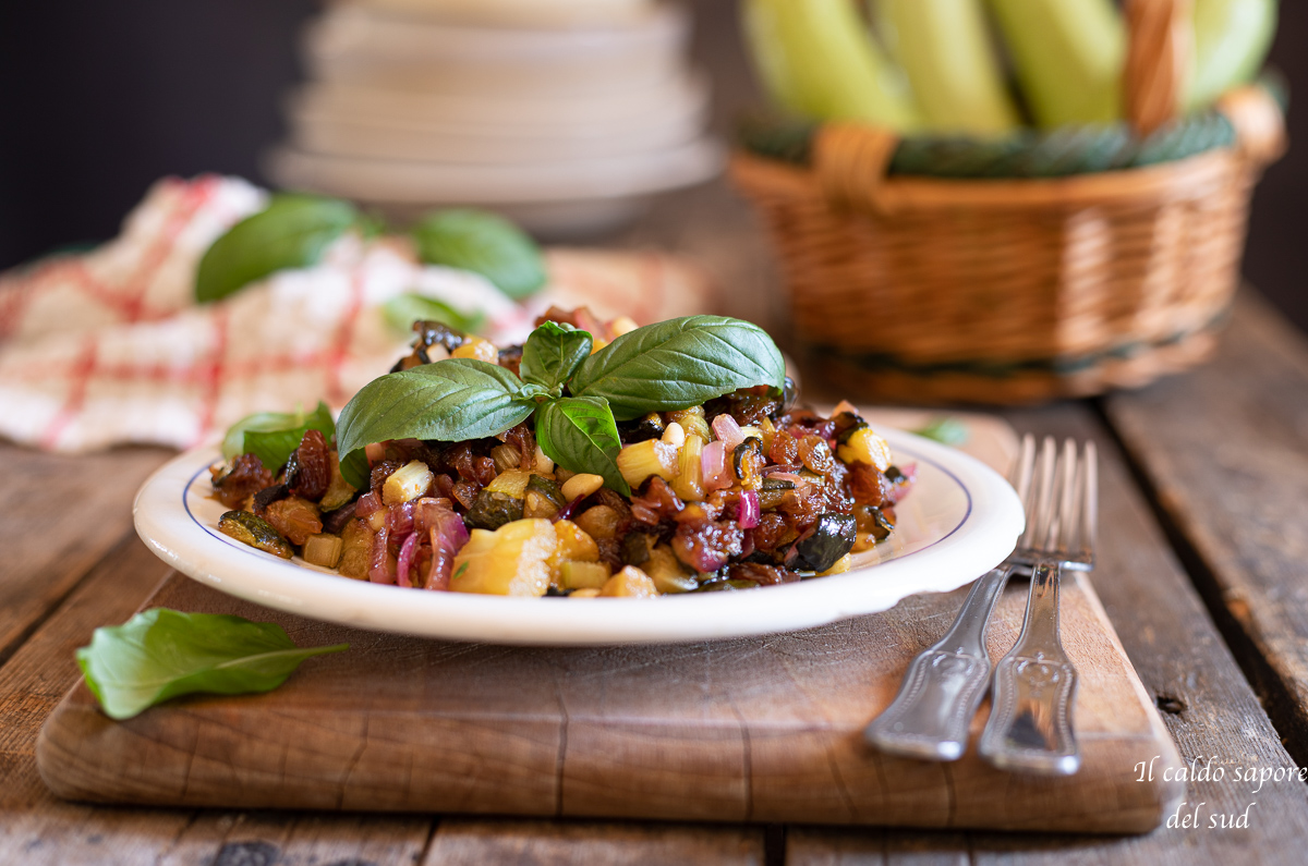 Siciliaanse zoetzure courgettes met rozijnen en pijnboompitten