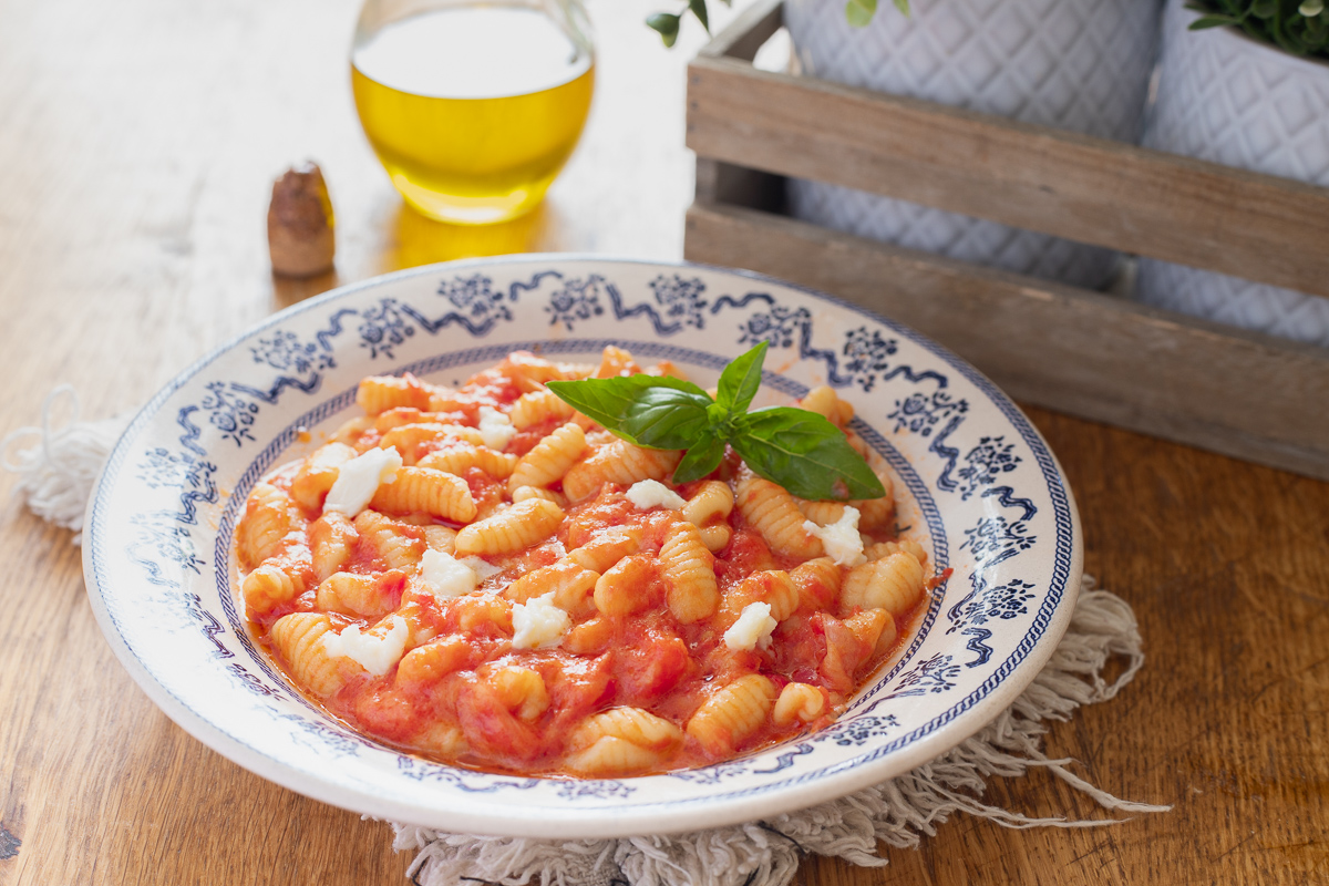 Zelfgemaakte gnocchetti sardi met tomaat en mozzarella