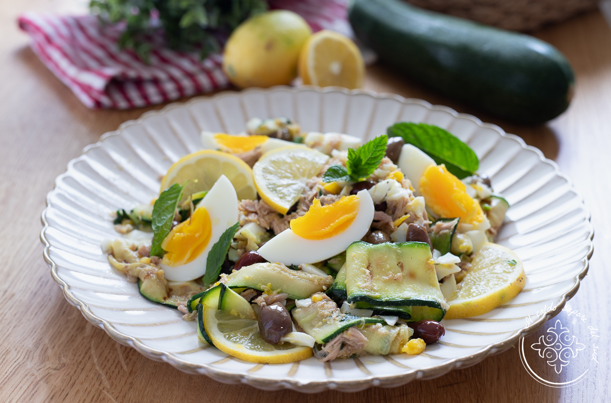 Gegrilde courgettesalade met tonijn en hardgekookte eieren