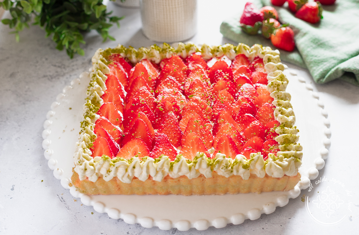 Aardbeientaart met verse aardbeien en room