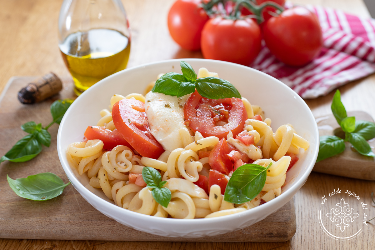 Koude caprese-pasta met mozzarella en tomaat