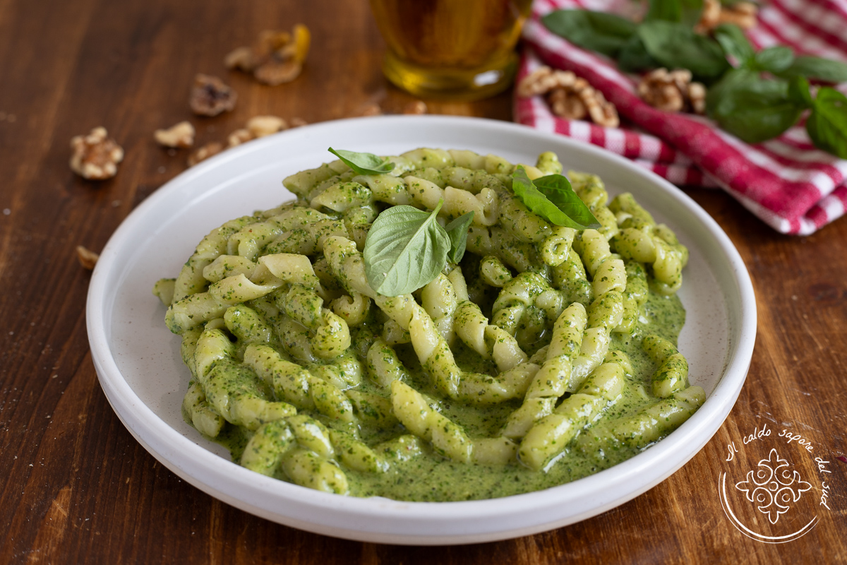 Pasta met basilicum- en walnotenspesto