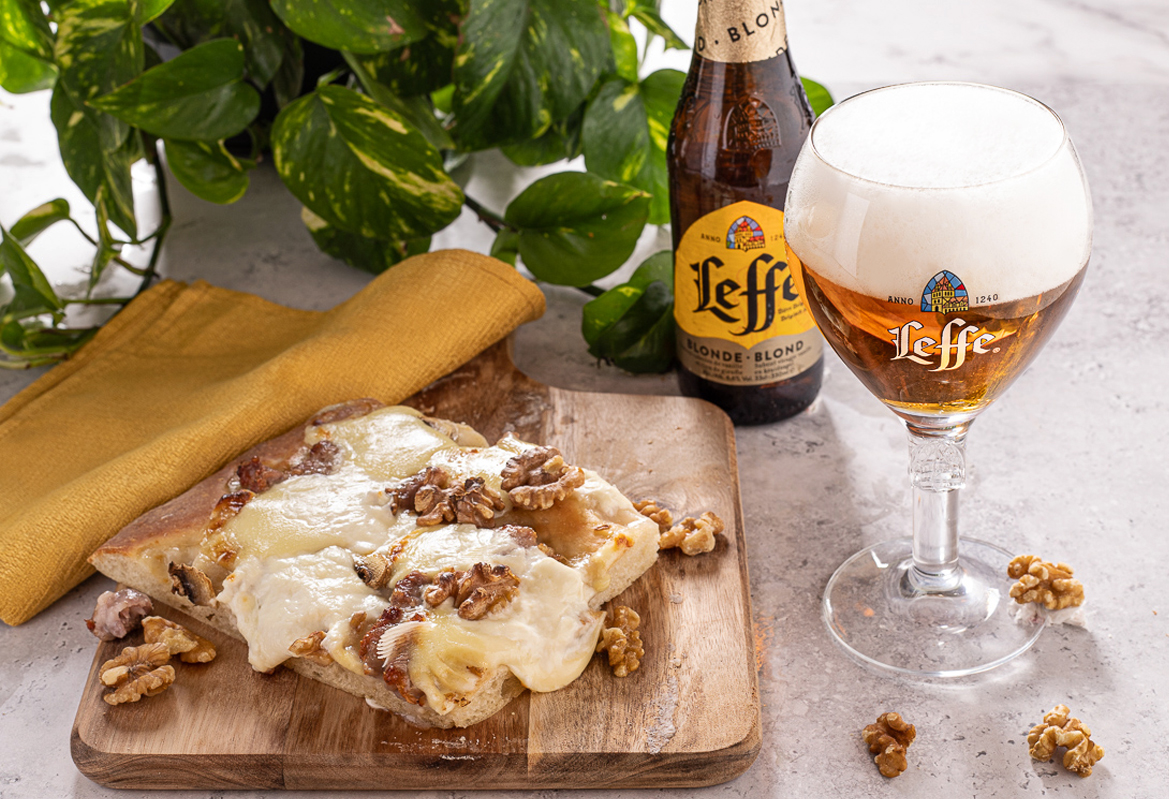 Pizza in teglia con funghi e salsiccia