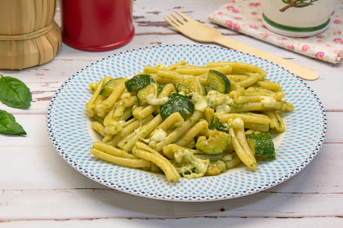 Pasta met pesto, courgettes en mozzarella