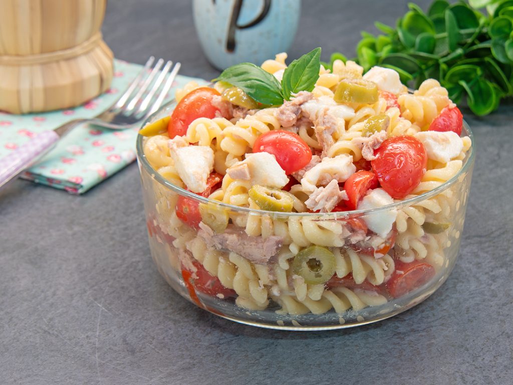 Pastasalade met tonijn, cherrytomaatjes en mozzarella