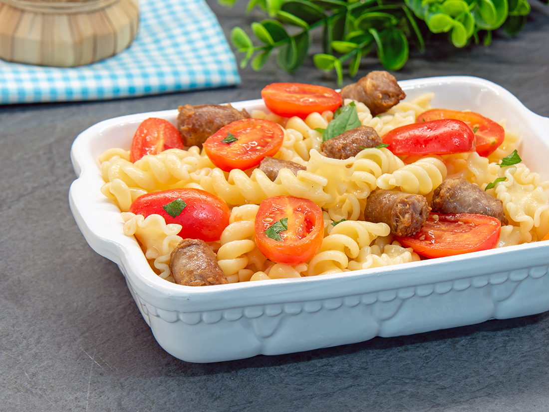 Pastasalade met worst en cherrytomaten