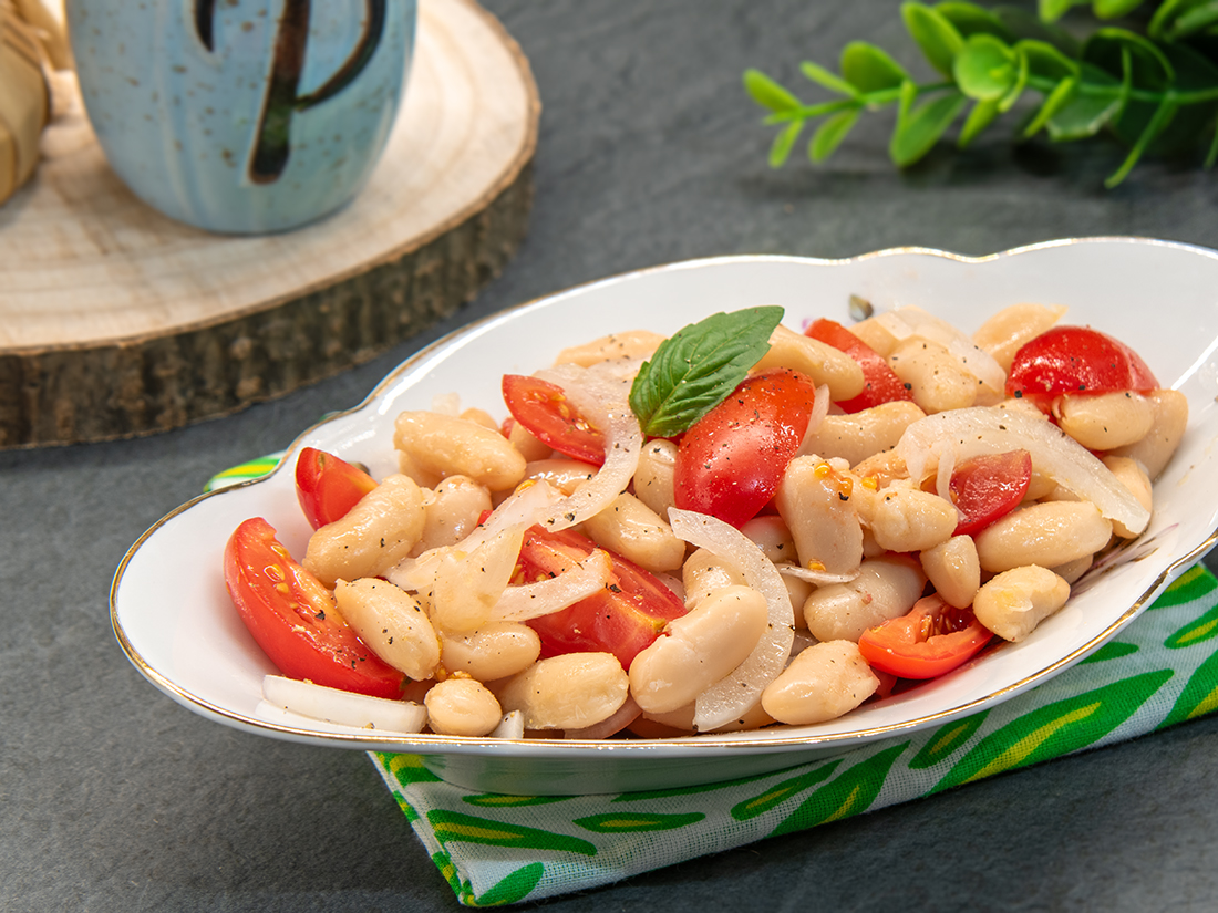 Bonensalade met ui en kerstomaatjes