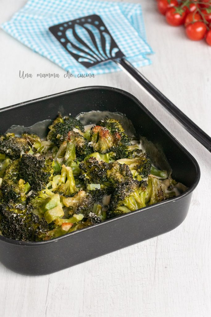 In de oven gegratineerde broccoli