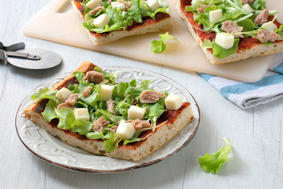 Koude zomerse pizza