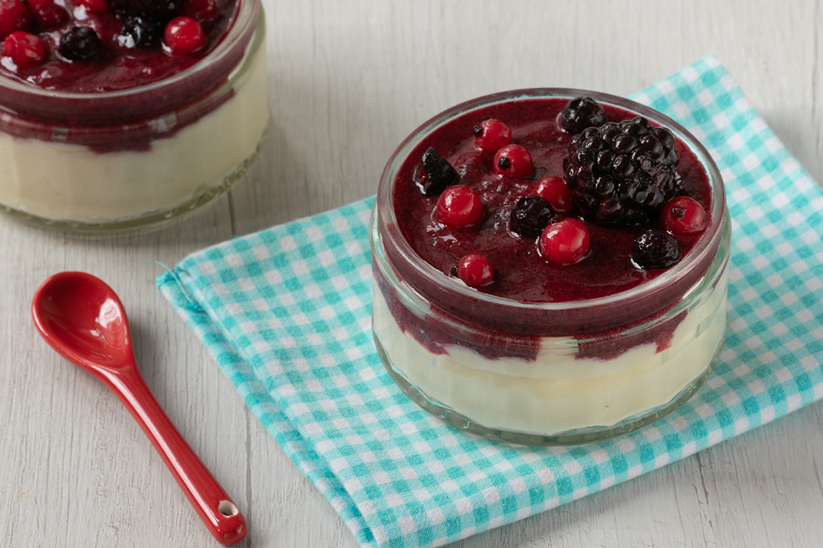 Witte chocoladecrème met bosvruchten