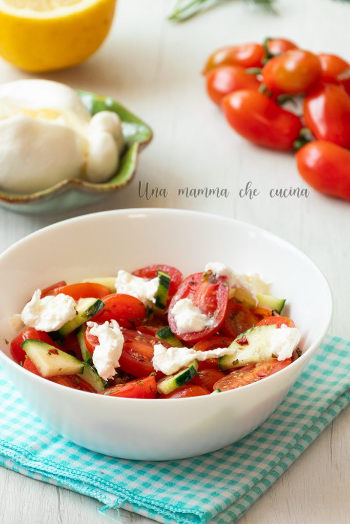 Pittige salade van cherrytomaatjes en burrata
