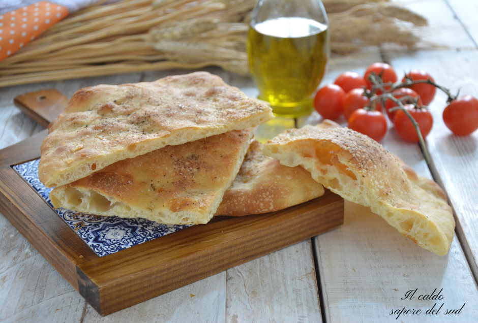 Dunne en knapperige focaccia met lange rijs
