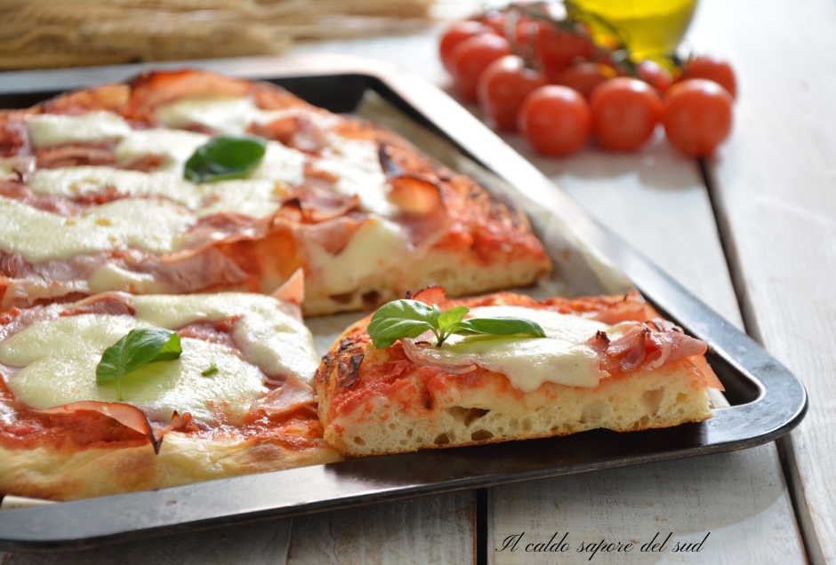 Knapperige langgerezen plaatpizza