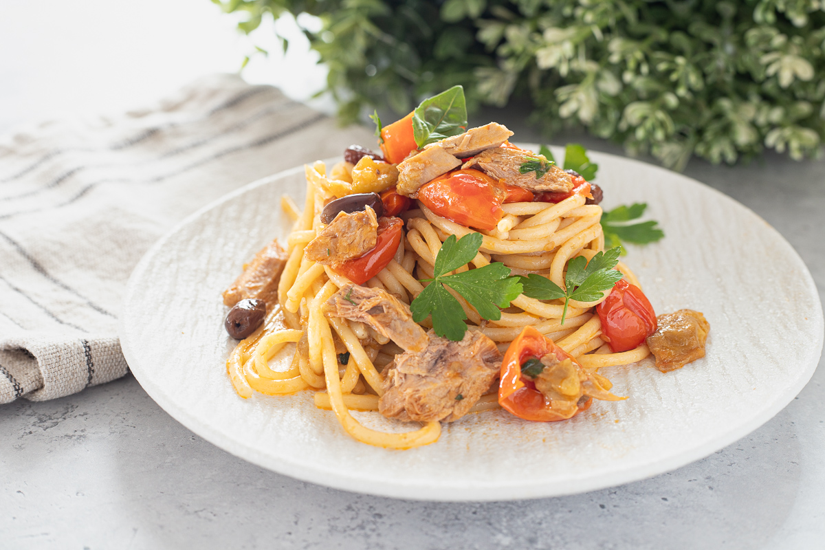 Spaghetti met ventresca van tonijn, aubergines en cherrytomaatjes