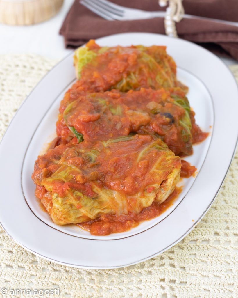 Gevulde koolrolletjes in tomatensaus