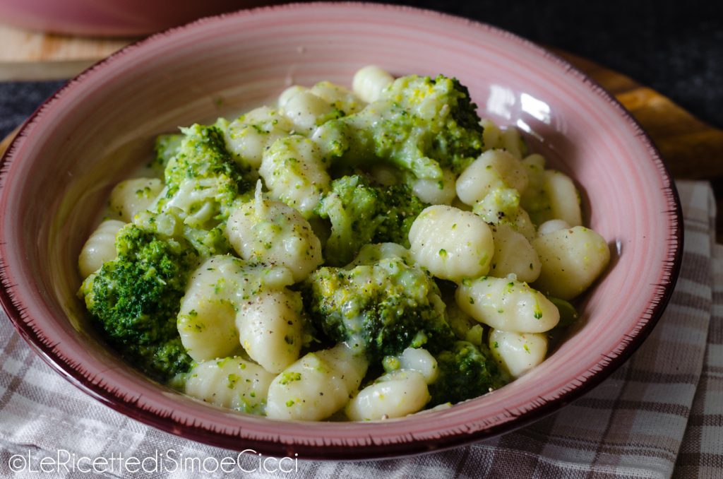 Gnocchi cacio e pepe en broccoli