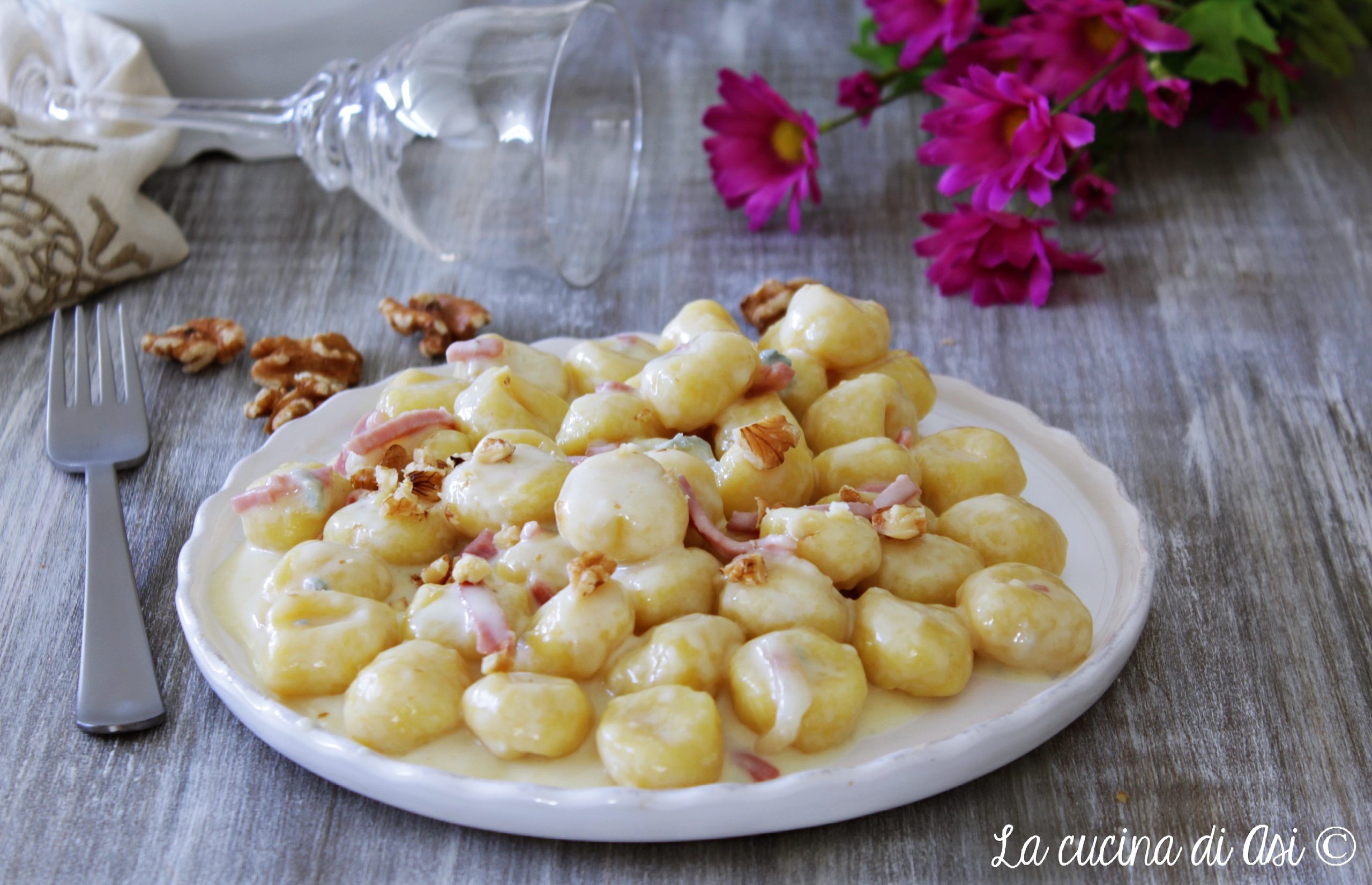 Gnocchi met gorgonzolaroomsaus met walnoten en speck